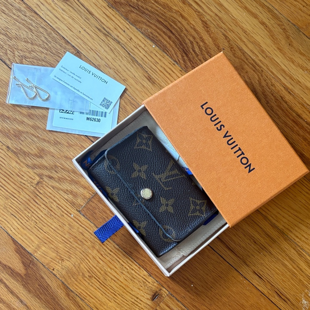 Louis Vuitton monogram
6 Key Holder VGUC